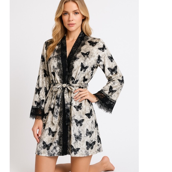 Elegant Butterfly Print Robe - Picture 2 of 4